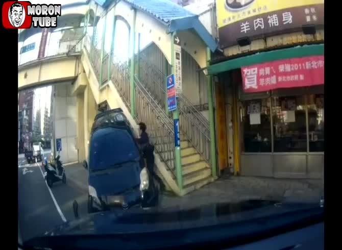 Video :A Taiwanese cop shoots a getaway vehicle